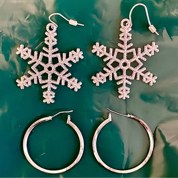 🛍3 for 10 Bundle Deal! Set of two sparkly silver holiday earrings - Picture 2 of 6